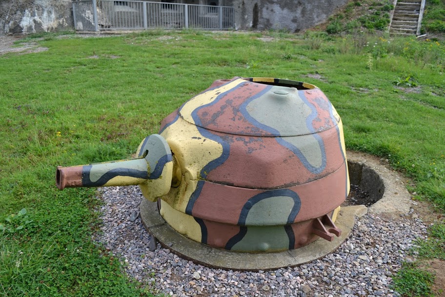 Ligne Maginot - LA SALMAGNE - (Ouvrage d'infanterie) - Tourelle démontable  STG pour une mitrailleuse Hotchkiss 8mm mle 1914
Emplacement reconstitué à titre muséologique