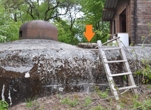 Ligne Maginot - LANGHEP NORD - (Casemate d'infanterie - Simple) - Sur la dalle de toiture des réservations ont été réalisées au nombre de 3 ou 4? munies d'une margelle en béton pour éviter la pénétration de l'eau. Surement  pour positionner des poteaux en bois (comme sur la photo) afin de placer un filet de camouflage pour masquer l'ouvrage.   