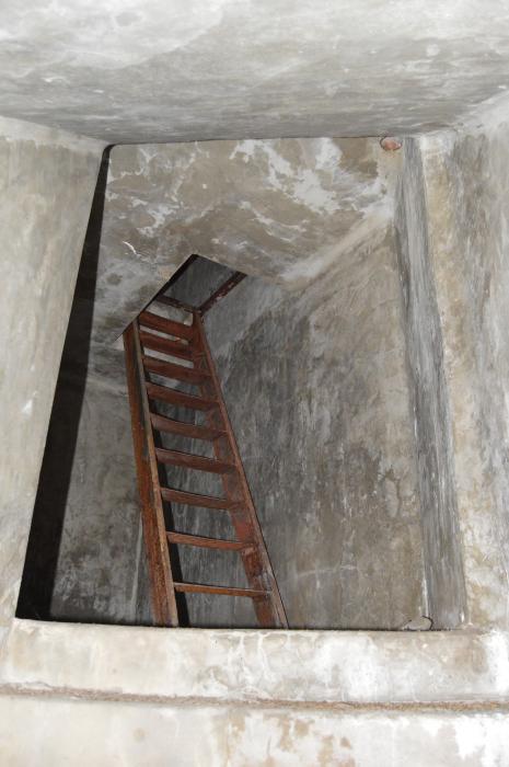 Ligne Maginot - E6 - TOURNEFORT (Casemate d'infanterie) - Local de stockage avec escalier métallique dans étage supérieur