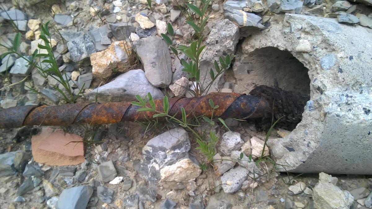 Ligne Maginot - PAS DU ROC - (Ouvrage d'artillerie) - Ligne téléphonique reliant le GO du Pas du Roc à l'ouvrage d'Arrondaz. La ligne a été mise au jour lors de travaux de nivellement sur les pistes.