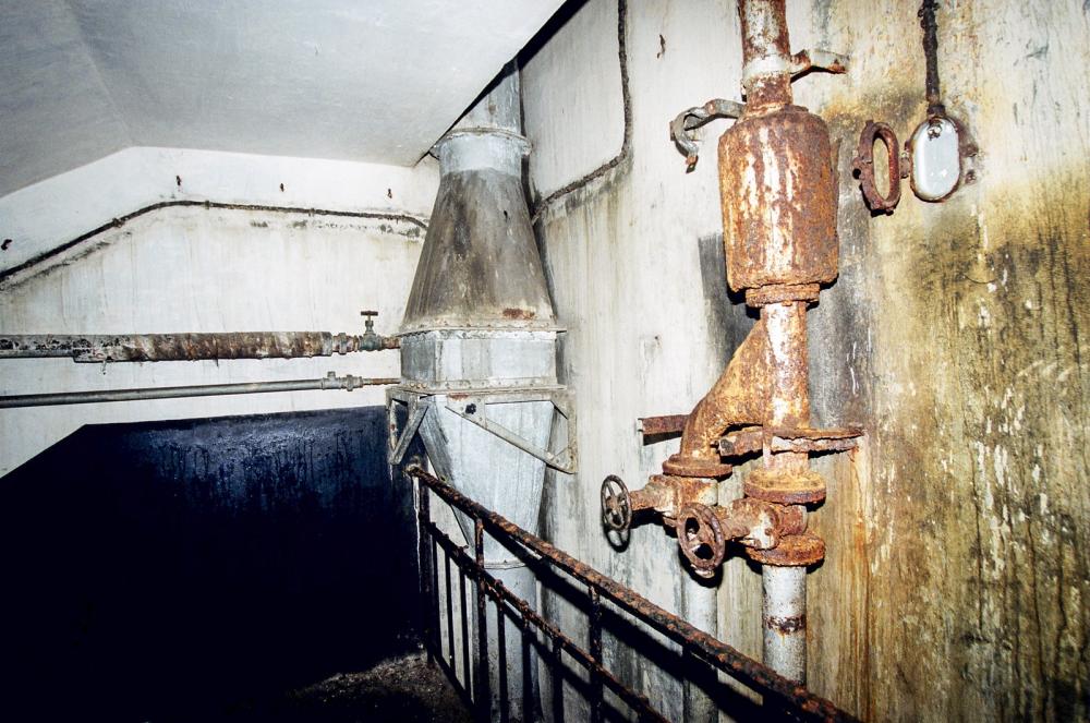 Ligne Maginot - FREUDENBERG (QUARTIER SCHIESSECK - I/37° RIF) - (Abri) - Cage d'escalier du coffre Est
Séparateur permettant de 'filtrer' l'eau provenant de la cunette du bloc et derrière la batterie de chauffe sur le conduit air pur alimentée par la chaudière vapeur - Lia VERMEULEN
