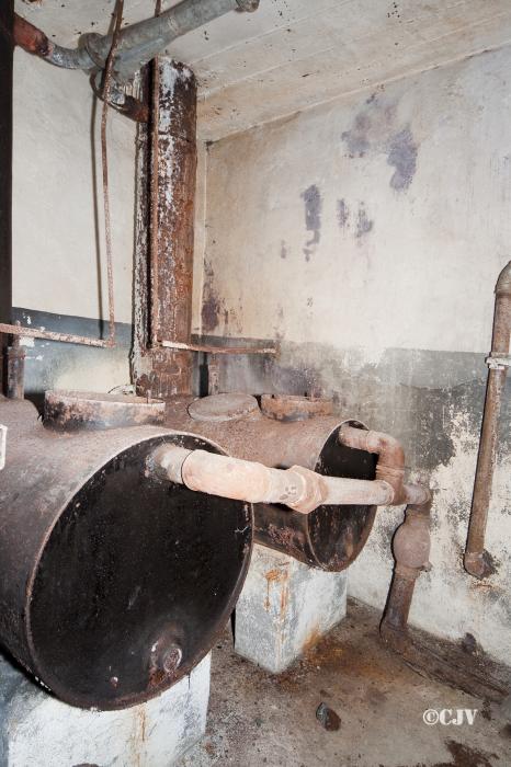 Ligne Maginot - RIPPERT - X13 (QUARTIER KARRE - II/168°RIF) - (Abri) - Les fosse septiques ASEPTA des latrines.
Le tuyau d'extraction des gaz et air vicié directement greffé sur le tube de descente de la cuvette est bien visible sur cette photo