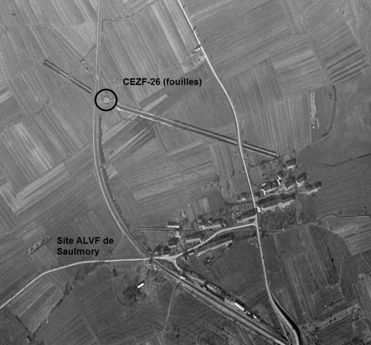 Ligne Maginot - CEZF-26 - Les AULNAIES (Casemate d'infanterie - double) - Le fossé antichar est en cours de tracé, et les fouilles de la casemate ont été réalisées. Noter plus bas la gare de Saulmory, et le virage de la voie ferrée qui a servi de position ALVF. - IGN