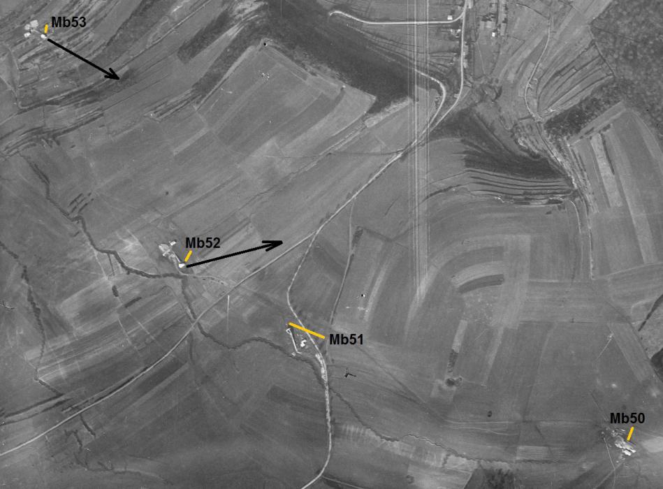 Ligne Maginot - MB51 - (Blockhaus lourd type STG / STG-FCR - Simple) - A cette date de Mars 1940, on constate que les casemates Mb52 et Mb53 viennent d'être coulées (les baraques de chantier y sont encore), que la coulée de Mb51 se prépare (rampe de la centrale à béton en place) et que Mb50 n'en est qu'au niveau des fouilles.