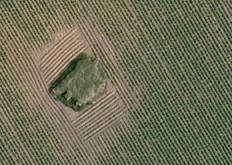 Ligne Maginot - B239bis - La FERME BLANCHE (Blockhaus pour canon) - Sur cette image satellite, on voit fort bien la dalle de radier et le gros oeuvre des fosses à douille côté gauche.
