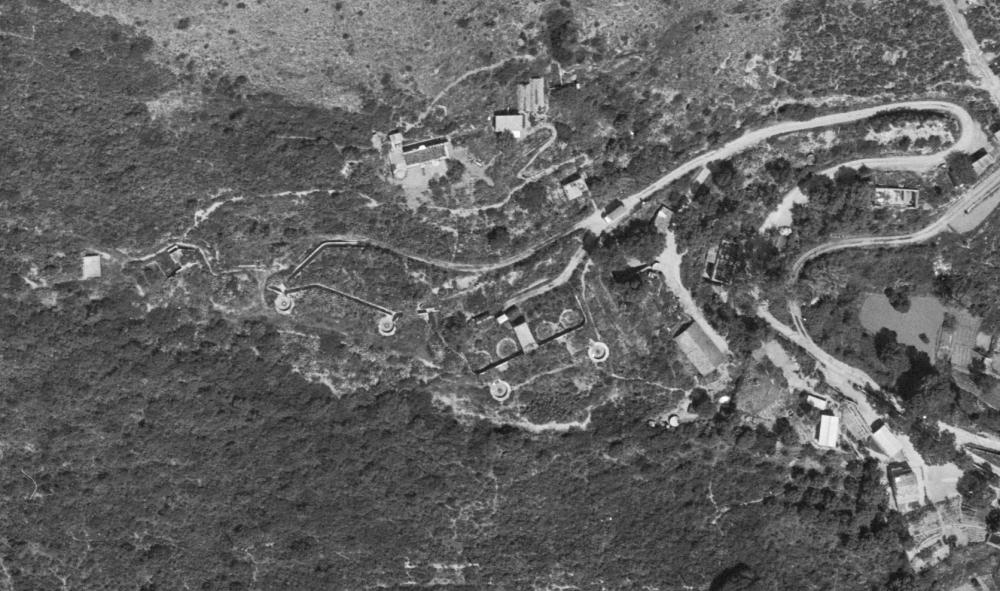 Ligne Maginot - CHAPELLE des GRECS (Batterie Haute de la) (Position d'artillerie préparée) - On distingue les 4 cuves de la batterie moderne et les emplacements de l'ancienne batterie de 240mm.