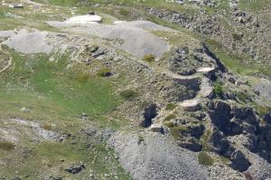 Ligne Maginot - COL DE BUFFERE - (Ouvrage d'infanterie) - L'ouvrage depuis le sommet du Grand Area. On distingue nettement les déblais et les zones de travaux