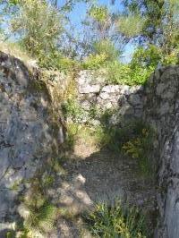 Ligne Maginot - CASTES RUINES 6 (Cuve pour arme d'infanterie) - Tranchée ouest 
Position de tir