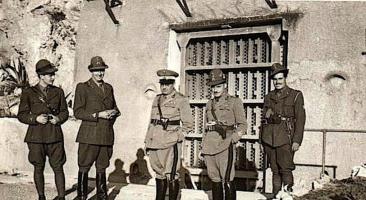 Ligne Maginot - SAINTE AGNES (SAG) - EO9 - (Ouvrage d'artillerie) - Bloc 1
Officiers italiens devant le bloc d'entrée juillet 1940