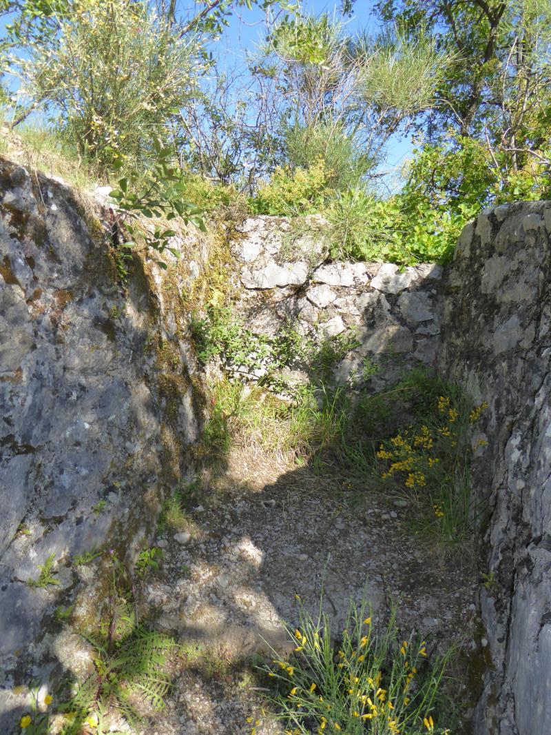 Ligne Maginot - CASTES RUINES 6 (Cuve pour arme d'infanterie) - Tranchée ouest 
Position de tir