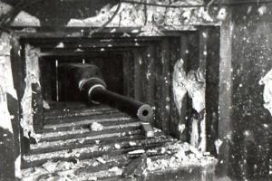 Ligne Maginot - KERFENT - A34 - (Ouvrage d'infanterie) - Bloc 2
Le créneau avec le canon antichar toujours en place
Juillet 1940 ?