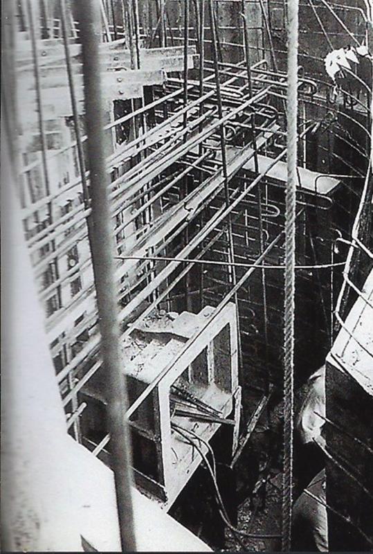 Ligne Maginot - ROQUEBRUNE - CORNILLAT - (Ouvrage d'artillerie) - La construction de l'ouvrage
Ferraillage et  coffre d'embrasure dans son emplacement
