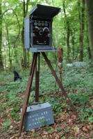 Ligne Maginot - Poste récepteur R 11 - Le poste récepteur monté sur son trépied, avec sa boite d'accessoires.