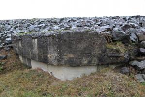 Ligne Maginot - DIGUE DE FRIESENHEIM 3 - Le bloc a été intégré dans la digue du Rhin canalisé. De peu...