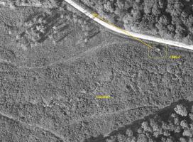Ligne Maginot - CB85-C - BARRUNGSHOFF - (Blockhaus pour arme infanterie) - Le blockhaus est idéalement placé pour prendre la route en enfilade. Noter en arrière le réseau de tranchées;