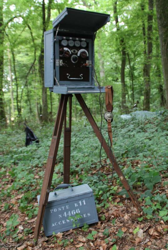 Ligne Maginot - Poste récepteur R 11 - Le poste récepteur monté sur son trépied, avec sa boite d'accessoires.