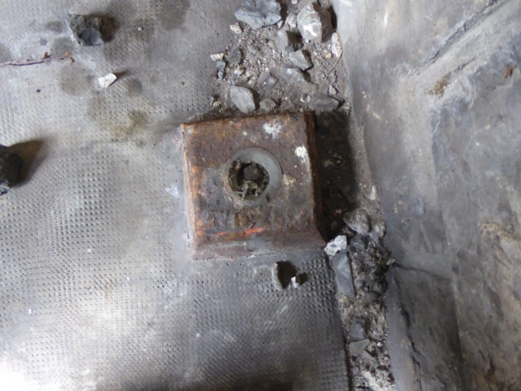 Ligne Maginot - GIGNE SUD (TUNNEL DE) - (Blockhaus pour arme infanterie) - Gond inférieur de la grille - ELLENA-CUNY