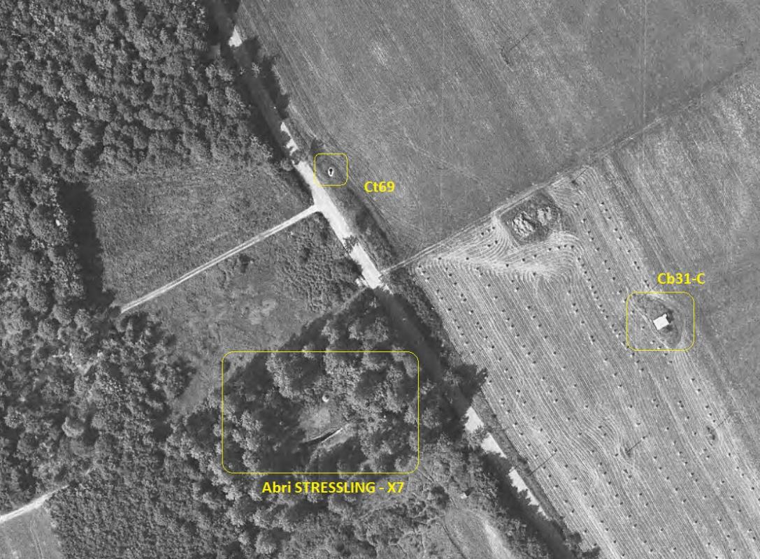 Ligne Maginot - Ct69 - (Cuve pour arme d'infanterie) - Le bloc tourelle est visible en bord de route
