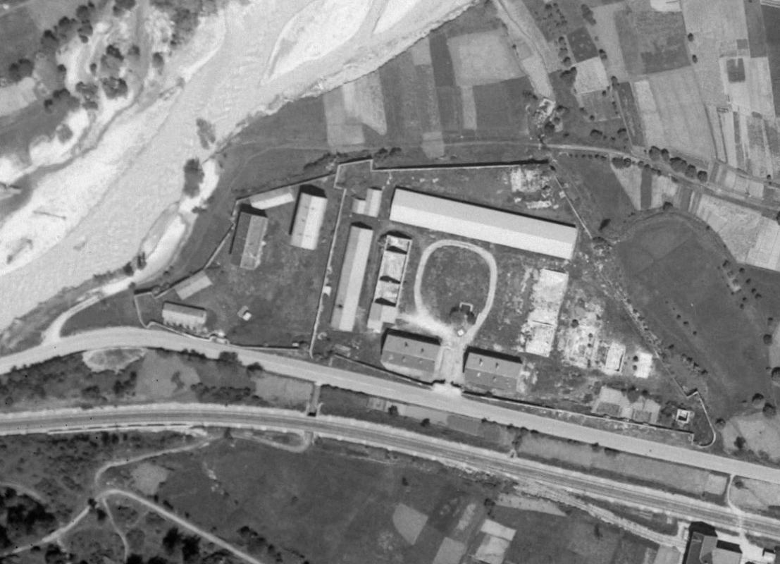 Ligne Maginot - LE FRENEY (ARSENAL) - (Dépôt de Munitions) - Etat en 1957.
On voit les bâtiments détruits lors de l'explosion de Juin 1945. - IGN - Géoportail 1957