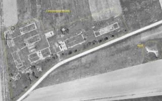 Ligne Maginot - COUME Sud - (Casernement) - Les soubassements de bâtiments du casernement étaient encore bien visibles en 1950. Noter le bloc RFM-36 Ab29 à droite