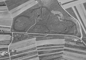Ligne Maginot - Ouvrage d'infanterie du MOTTENBERG - En haut, les trois blocs de l'ouvrage. Notons la cellule de réseau de barbelés à gauche qui correspond à la position de la future tourelle de 135mm.

En dessous de l'ouvrage, on aperçoit les traces des soubassements de batiments du casernement de temps de paix.
