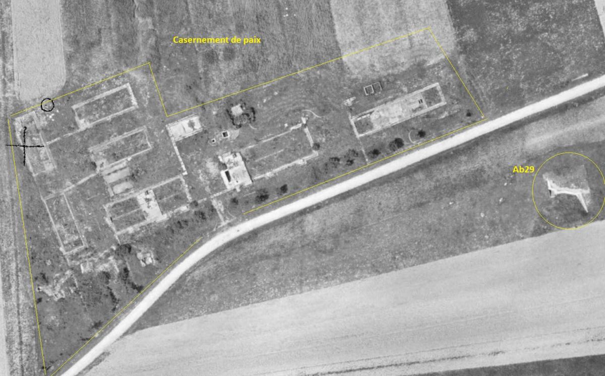 Ligne Maginot - COUME Sud - (Casernement) - Les soubassements de bâtiments du casernement étaient encore bien visibles en 1950. Noter le bloc RFM-36 Ab29 à droite