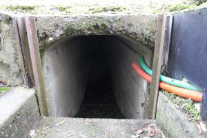 Ligne Maginot - G76 - VILLAGE-NEUF BERGE 8 - (Blockhaus pour arme infanterie) - Dans la fosse de l'entrée, galerie d'accès bétonnée. Vu l'emplacement du bloc, ce n'était pas du superflu