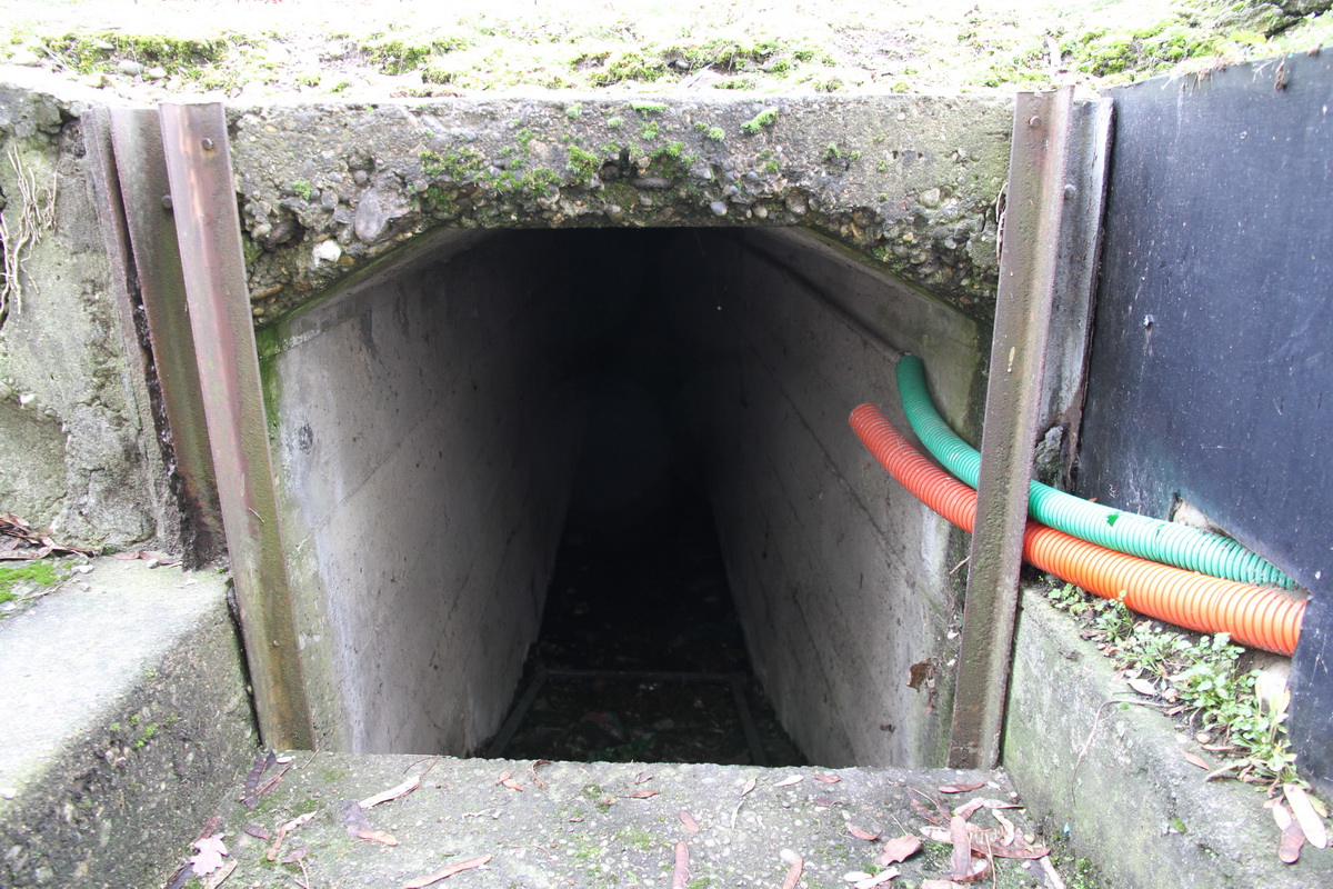 Ligne Maginot - G76 - VILLAGE-NEUF BERGE 8 - (Blockhaus pour arme infanterie) - Dans la fosse de l'entrée, galerie d'accès bétonnée. Vu l'emplacement du bloc, ce n'était pas du superflu