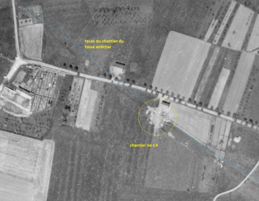 Ligne Maginot - CEZF-14 - LA COLLINE - (Blockhaus lourd type STG / STG-FCR - Double) - Sure cette photo de 1955, les fouilles sont lisibles, ainsi que le tracé du fossé.