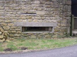 Ligne Maginot - B2 - FERME MALCUIT - (Blockhaus pour arme infanterie) - Blockhaus de gauche
Créneau mitrailleuse et créneau d'observation