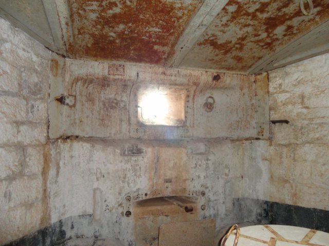 Ligne Maginot - TETE DE CHIEN - FORT MASSENA (6° BIE - 157° RAP) - (Position d'artillerie préparée) - Embrasure du 155L et en dessous la barre empêchant le recul du canon