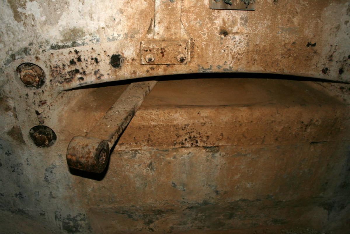 Ligne Maginot - TETE DE CHIEN - FORT MASSENA (6° BIE - 157° RAP) - (Position d'artillerie préparée) - Barre empêchant le recul du canon