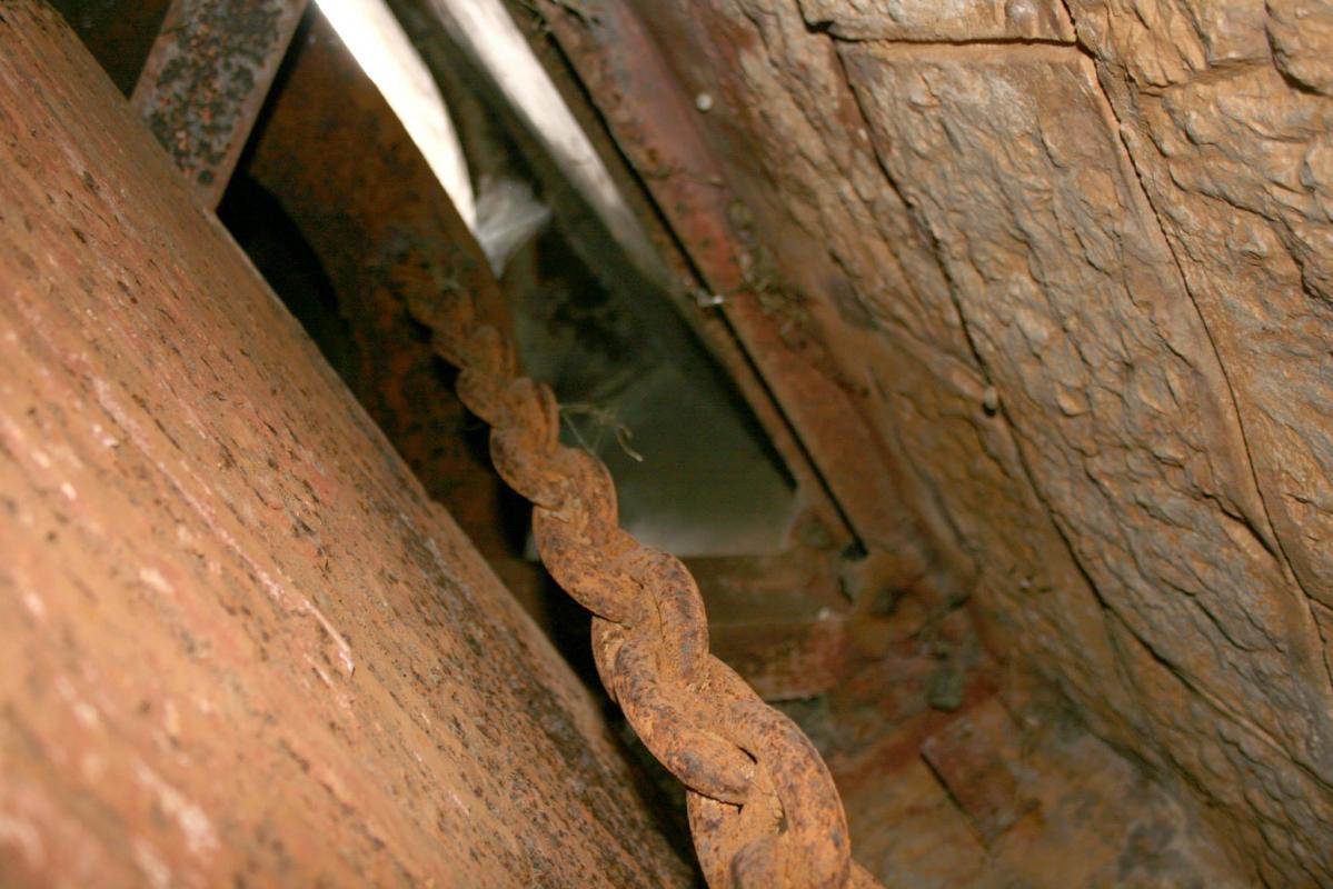 Ligne Maginot - TETE DE CHIEN - FORT MASSENA (6° BIE - 157° RAP) - (Position d'artillerie préparée) - Chaîne reliant le contrepoids au verrou