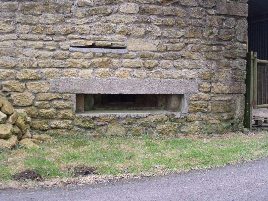 Ligne Maginot - B2 - FERME MALCUIT - (Blockhaus pour arme infanterie) - Blockhaus de gauche
Créneau mitrailleuse et créneau d'observation