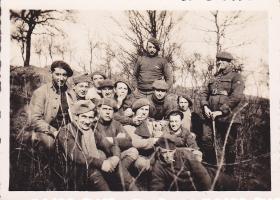Ligne Maginot - LANGHEP SUD - (Casemate d'infanterie - Simple) - C'est par déduction , mais avec toutes réserves que je vous propose plusieurs photos de ce qui devait être l’équipage du Langhep sud. A remarquer sur la droite en haut de talus une construction. 