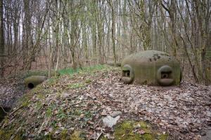 Ligne Maginot - BOIS DE LAUDREFANG SUD - C77 - (Casemate d'infanterie - Simple) - Cloche GFM type A modifiée en type B au premier plan, cloche  pour jumelage de mitrailleuses Reibel MAC 31 modifiée pour arme-mixte et, à l'arrière plan, une cloche GFM type A non modifiée 