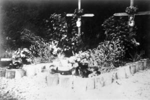 Ligne Maginot - Ouvrage d'artillerie du BARBONNET - Tombes provisoires des 2 victimes de l'accident du Barbonnet
Informations sur l'accident se reporter dans la partie documents au témoignage de René SIMON pages 23, 24 et 25. 
Concernant les victimes pages 30 et 31 puis 34 et 35 et enfin concernant le rapport officiel pages 36 et 37.
Photo prise probablement fin-1940, début 1941