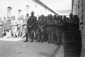Ligne Maginot - BARBONNET - FORT SUCHET - (Ouvrage d'artillerie) - Messe solennelle  à Fort Suchet fin septembre ou début octobre 1939 donnée pour l'ensemble des militaires du col de Saint-Jean et des deux forts du Barbonjet. L'intérêt des photos de la messe est principalement de voir la diversité des tenues portées âr les personnels d'active et les réservistes de toutes les armes présentes dans ce secteur : artilleurs, alpins, intendance, génie ...