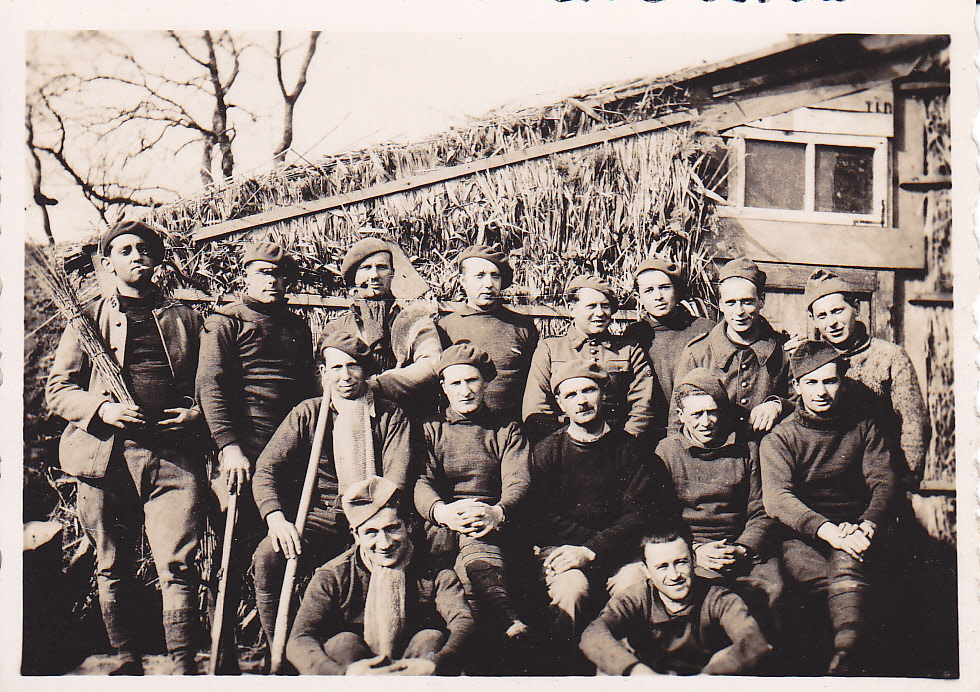 Ligne Maginot - LANGHEP SUD - (Casemate d'infanterie - Simple) - C'est par déduction , mais avec toutes réserves que je vous propose plusieurs photos de ce qui devait être l’équipage du Langhep sud. La ' cabane '  