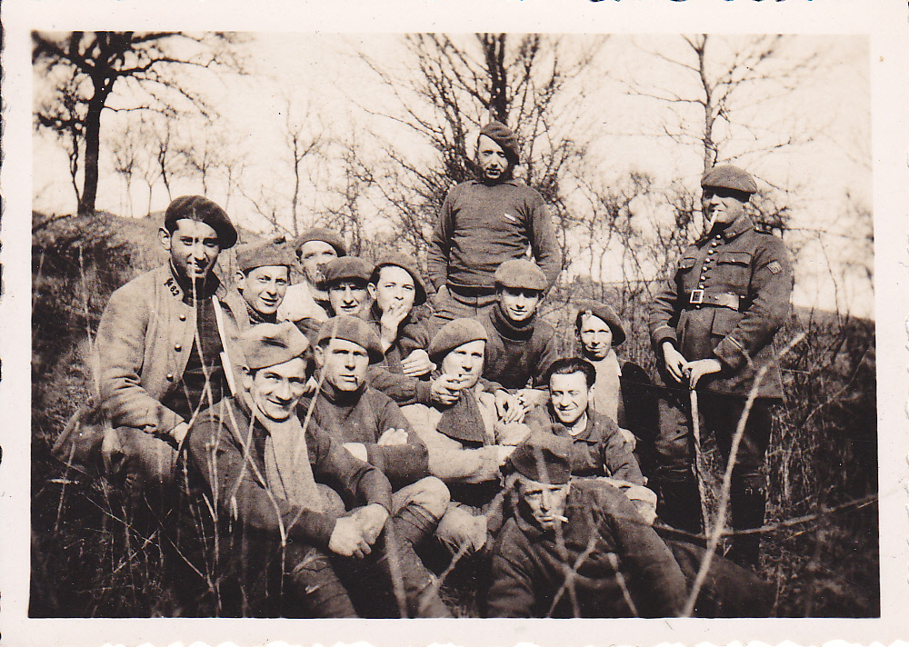 Ligne Maginot - LANGHEP SUD - (Casemate d'infanterie - Simple) - C'est par déduction , mais avec toutes réserves que je vous propose plusieurs photos de ce qui devait être l’équipage du Langhep sud. A remarquer sur la droite en haut de talus une construction. 