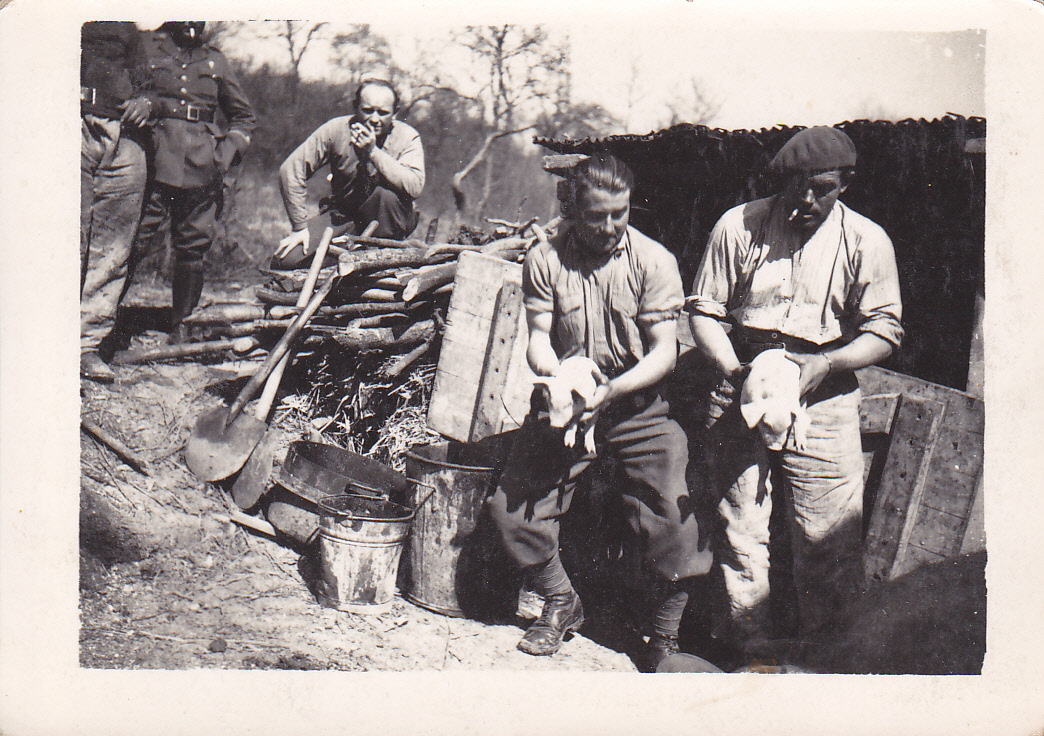 Ligne Maginot - LANGHEP SUD - (Casemate d'infanterie - Simple) - C'est par déduction , mais avec toutes réserves que je vous propose plusieurs photos de ce qui devait être l’équipage du Langhep sud. La ' cabane'