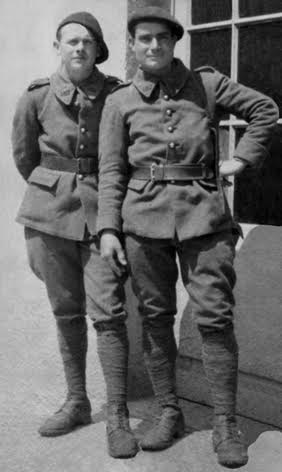 Ligne Maginot - Ouvrage d'artillerie du BARBONNET - Les artilleurs Fernand BOUTIGNY à gauche et Joseph Lloret à droite. Photo prise avant mobilisation, possiblement au printemps ou l'été 1939.