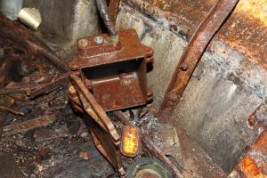 Ligne Maginot - FORT DE MUTZIG - (Ouvrage d'artillerie) - Au pied d'une des tourelles, un coffret de téléphonie TM32