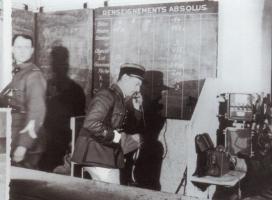 Ligne Maginot - ROCHONVILLERS - A8 - (Ouvrage d'artillerie) - Le commandant du Rochonvillers à son PC : le chef d'escadron Guillemain.