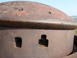 Ligne Maginot - LA FERTE - (Ouvrage d'infanterie) - Bloc 2
Tourelle pour deux AM
Détail de l'embrasure droite intacte