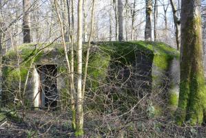 Ligne Maginot - GODELOT - (Blockhaus pour arme infanterie) - La porte se trouve sur le 4e côté du blockhaus, à l'opposé des 3 autres côtés avec créneau.