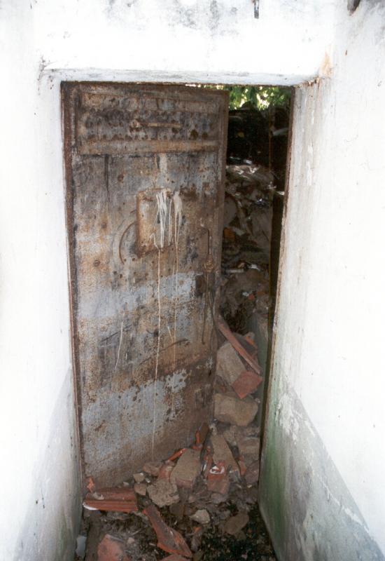 Ligne Maginot - Abri PC de REIMERSWILLER - Ouverture perforée dans la partie supérieure de la porte verrouillée par une guillotine