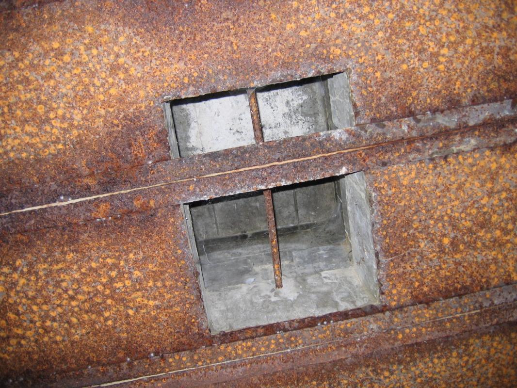 Ligne Maginot - Blockhaus de la VERRERIE - Conduit de ventilation perçant la dalle du blockhaus