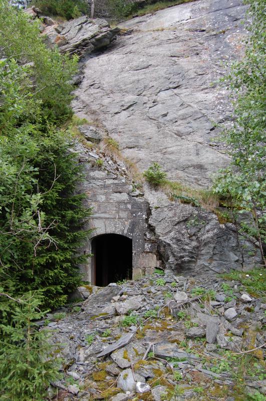 Ligne Maginot - SAPEY (REDOUTE DU) - (Position d'artillerie préparée) - L'entrée du magasin sous roc
Éboulement de roc
