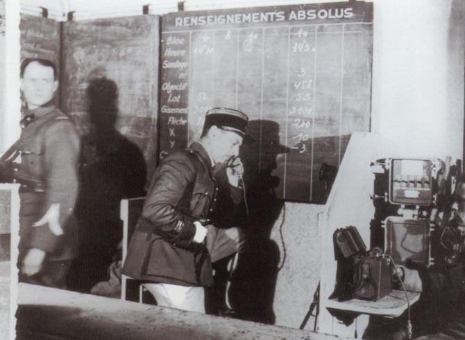 Ligne Maginot - ROCHONVILLERS - A8 - (Ouvrage d'artillerie) - Le commandant du Rochonvillers à son PC : le chef d'escadron Guillemain.
